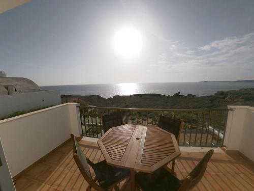 einen Tisch und Stühle auf einem Balkon mit Meerblick in der Unterkunft Piso en primera linea de mar - CA NA NÚRIA in Cala Blanca