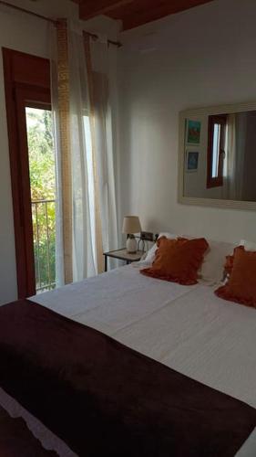a bedroom with a large bed and a window at Casa preciosa con vistas in Granada