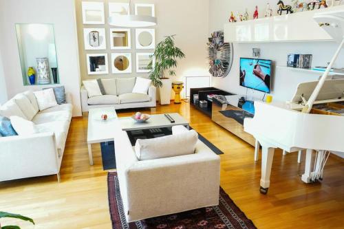 Huge luxury central Prague VILLA, 6 beds and baths, terraces, double garage