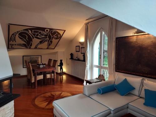 a living room with a couch and a table at Casa della Elli in Santa Margherita Ligure