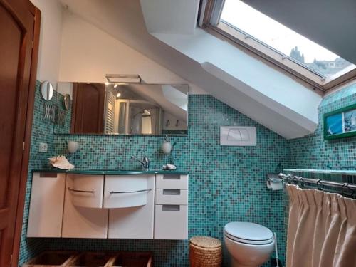 ein Bad mit einem Waschbecken, einem WC und einem Fenster in der Unterkunft Casa della Elli in Santa Margherita Ligure