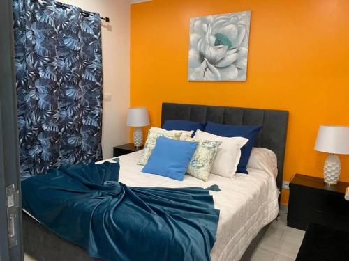 1 dormitorio con 1 cama grande con almohadas azules en Casa da Calheta en Maia