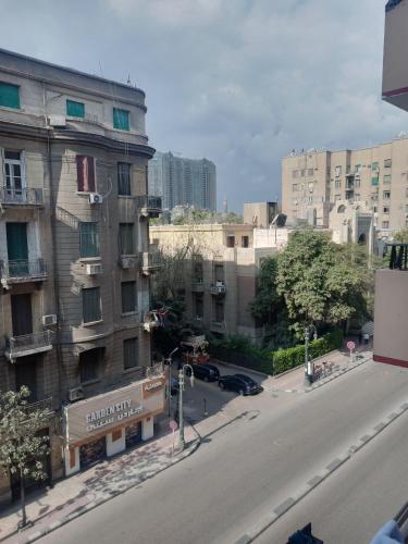 een lege straat in een stad met gebouwen bij Single room ( girls only in Caïro