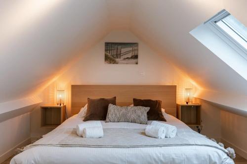 a bedroom with a large bed in the attic at Bright apartment close to the sea in Ostend