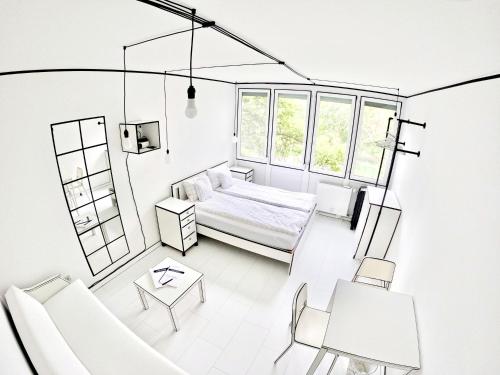 2D Apartment في سكسارد: غرفة بسرير وطاولة وكراسي