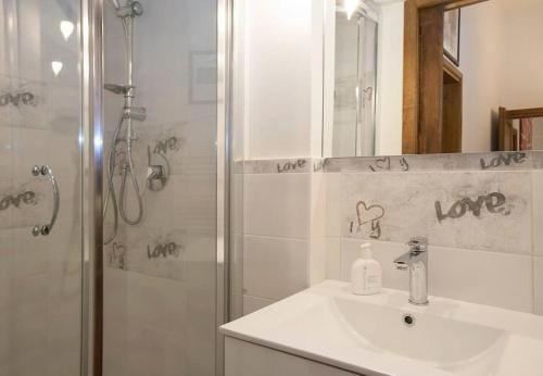 een badkamer met een wastafel en een douche met een opschrift op de muur bij Faenza-3 bedrooms apartment in Florence's center in Florence