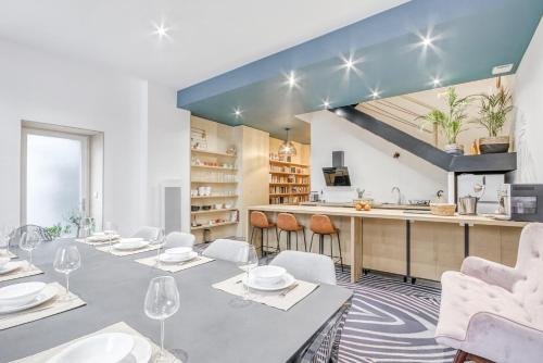 une salle à manger avec une table et une cuisine dans l'établissement Un Air de Cabane - Au cœur de la cité médiévale billomoise, à Billom