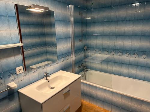 La salle de bains est pourvue d'un lavabo et d'une baignoire. dans l'établissement Agi Pere Lluis, à Roses
