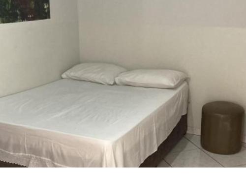 een bed met twee kussens in een kamer bij Hotel Presidente - By UP Hotel in Campo Mourão