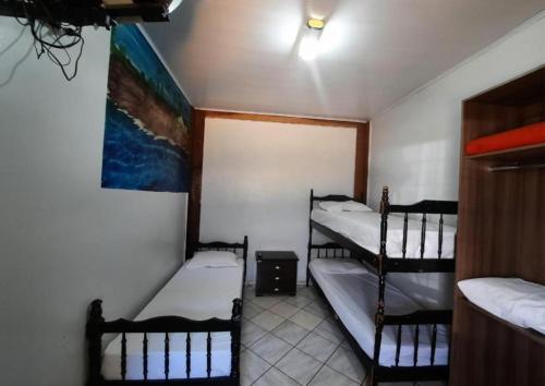 a room with three bunk beds in it at Hotel Presidente - em Campo Mourão in Campo Mourão