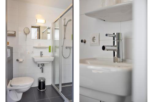 twee foto's van een badkamer met toilet en wastafel bij Hunzego Hotel in Uithuizermeeden
