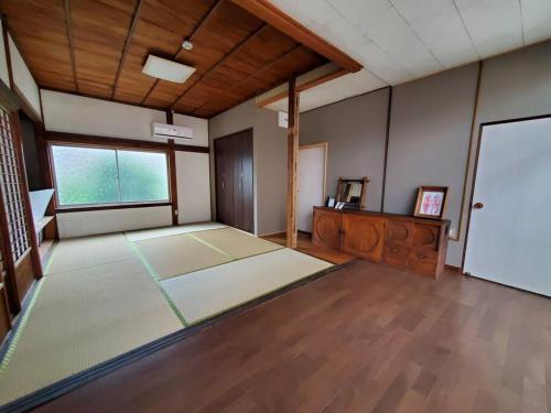 um quarto grande com um tapete grande no chão em Nogataの商店街の一角にあるちいさな隠れ家　忘覚庵 em Nōgata