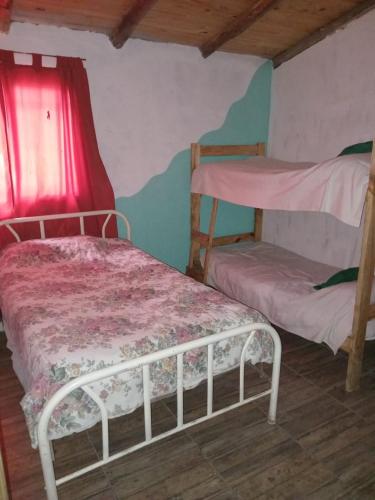 ein Schlafzimmer mit zwei Etagenbetten und einem Fenster in der Unterkunft LuSil in El Nihuil
