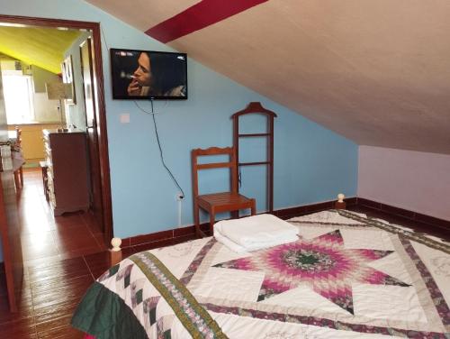 Un dormitorio con una cama con una flor. en Monte Sol Nascente (Loft) en Grândola