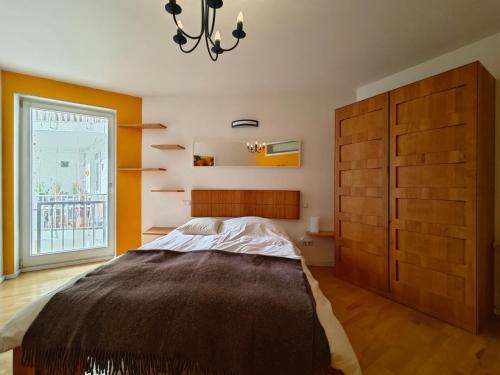 Un dormitorio con una cama grande y una ventana en Exceptional short-term rental en Düsseldorf