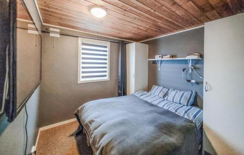 1 dormitorio pequeño con 1 cama con sábanas azules en Nice Home In Jelsa With Kitchen en Jelsa