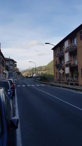 una calle con coches aparcados al lado de una carretera en BiblioSosta anche al 1° Piano anno 2024, en Ventimiglia