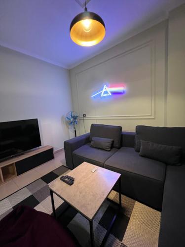 un soggiorno con divano e TV di Cozy Central Apartment a Tirana
