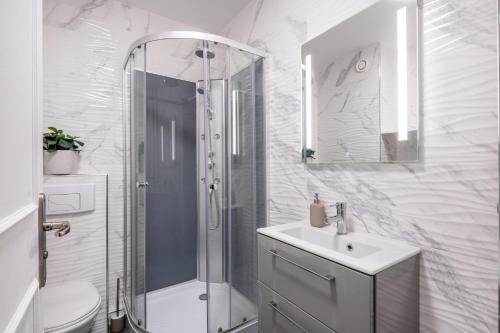 a bathroom with a shower and a toilet and a sink at Appartement Charmant à Levallois in Levallois-Perret
