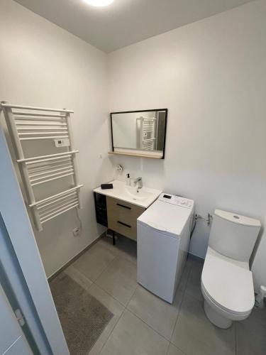 une salle de bain avec toilettes et lavabo dans l'établissement Appartement neuf proche Prado/plages/calanques, à Marseille