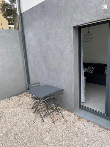 une chaise pliante posée devant une fenêtre dans l'établissement Appartement neuf proche Prado/plages/calanques, à Marseille