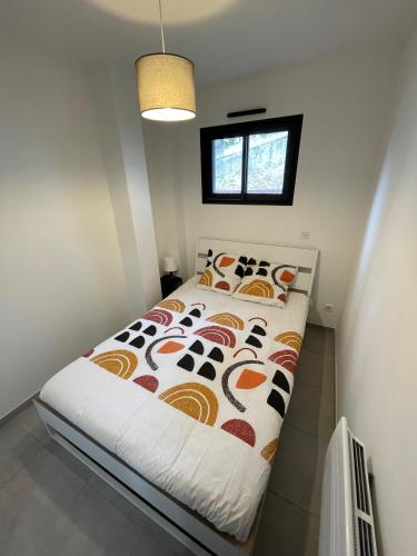 une chambre avec un lit dans une pièce avec une fenêtre dans l'établissement Appartement neuf proche Prado/plages/calanques, à Marseille