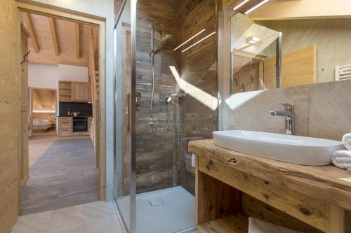 a bathroom with a sink and a shower at Bäckerhof in Tesido