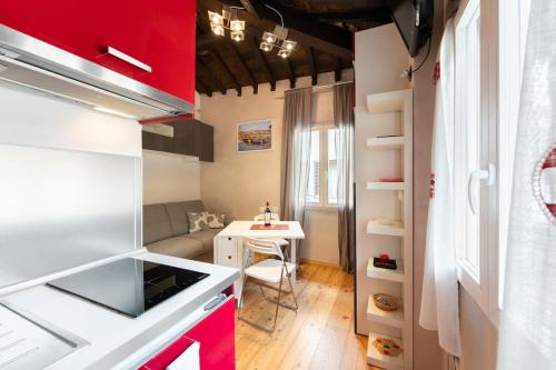 フィレンツェにあるGuantoMono- Monolocale conveniente e centralissimoの小さなキッチン(カウンター、テーブル付)