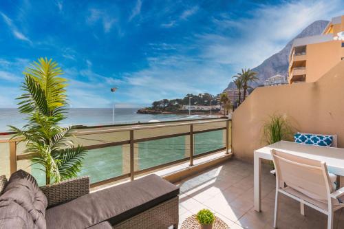 balkon z widokiem na ocean w obiekcie Apartamento Frentemar 1 by Costa CarpeDiem w mieście Calpe