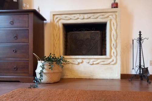 un soggiorno con camino e cassettiera di Radici - La finestra sui Sassi a Matera