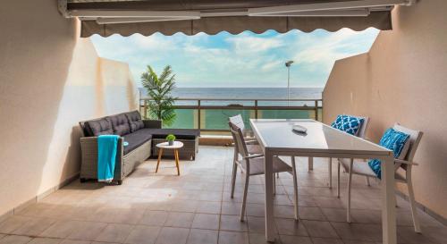 balkon ze stołem i krzesłami i widokiem na ocean w obiekcie Apartamento Frentemar 1 by Costa CarpeDiem w mieście Calpe