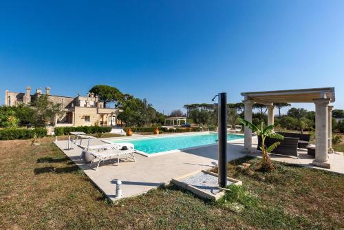 - une piscine avec un kiosque à côté d'une maison dans l'établissement Casino Casalino by Perle di Puglia, à Francavilla Fontana