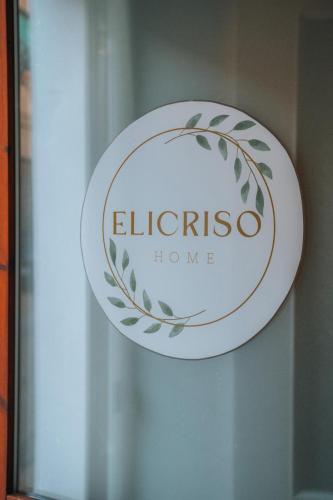 Un certificado, premio, letrero u otro documento en Elicriso Home
