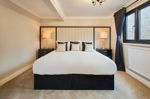 Ένα ή περισσότερα κρεβάτια σε δωμάτιο στο Host & Stay - Roseberry Topping Townhouse
