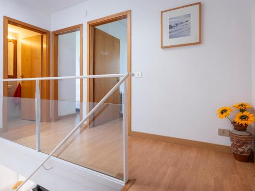 une porte pivotante en verre dans une chambre avec couloir dans l'établissement Vila Olimpica Skyline, à Barcelone