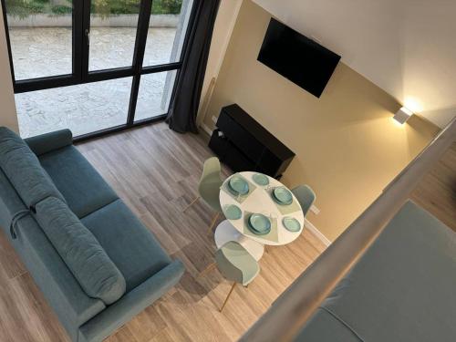 Apartment Luxury Ely Sanremoにあるテレビまたはエンターテインメントセンター