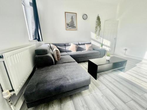 uma sala de estar com um sofá e uma mesa de centro em Cozy Home Afan Valley Mountain Retreat - Sleeps -8 em Glyncorrwg