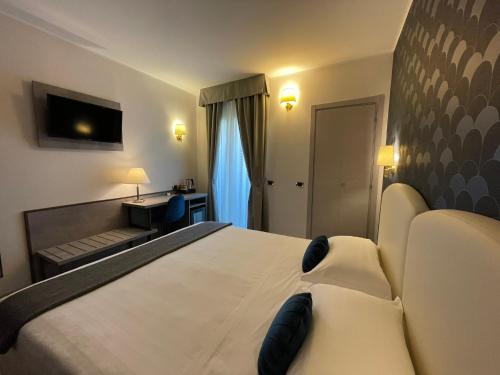 Televisyen dan/atau pusat hiburan di Hotel Florence Milano