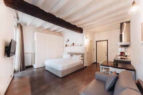 sypialnia z łóżkiem i kanapą w obiekcie Charming Milan Apartments Brera - Madonnina w Mediolanie