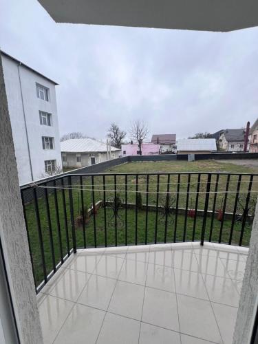 een balkon met uitzicht op een tuin bij Nesta Apartament in Fălticeni