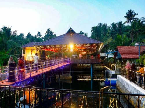 un restaurante en un muelle junto a un cuerpo de agua en Aamees paradise, en Kolitottattuturu