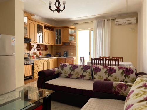 Η κουζίνα ή μικρή κουζίνα στο H&G Seaview Apartments