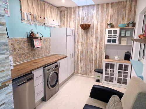 una cucina con lavatrice e asciugatrice in camera di Molino Blanco Apartment 13 - South Facing a Playas de Orihuela