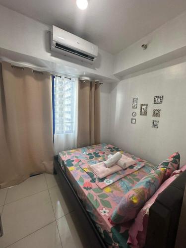 Postel nebo postele na pokoji v ubytování Sea Residences MOA Complex - Ruffa's Condotel