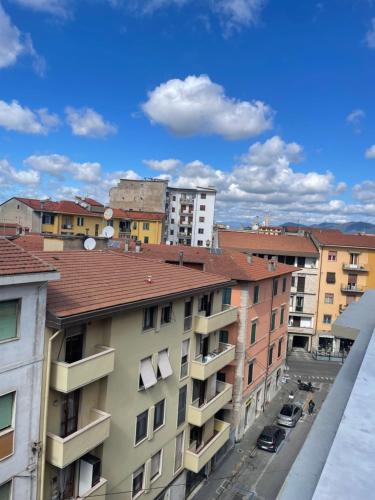 een uitzicht vanaf het balkon van een gebouw bij Colombo Street Station in Pisa