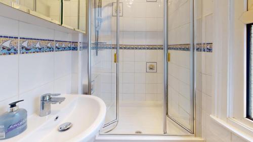 een badkamer met een douche en een wastafel bij Orchard Cottage in Oxford