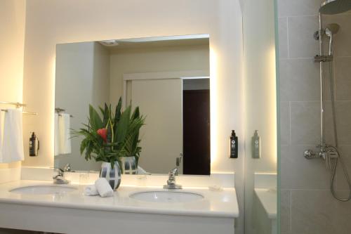a bathroom with two sinks and a large mirror at Flow Hotel Benguela in Benguela