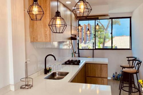 uma cozinha com um lavatório e um balcão com luzes em Hermoso apartamento céntrico em Santa Cruz de Mompox