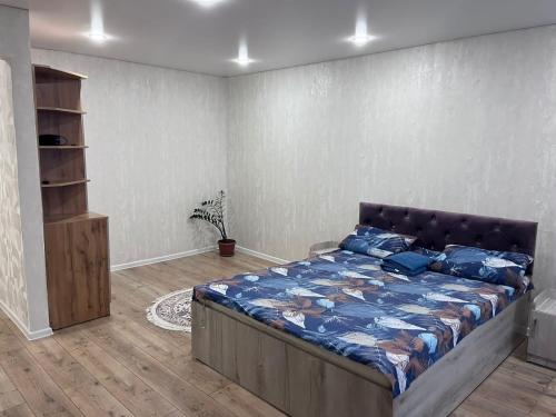 Postel nebo postele na pokoji v ubytování Сдам 1-комн квартиру в Центре