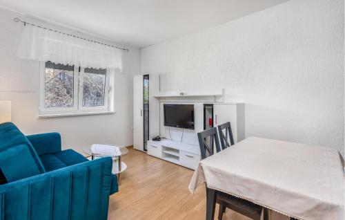 Televízia a/alebo spoločenská miestnosť v ubytovaní Stunning Apartment In Sveti Juraj